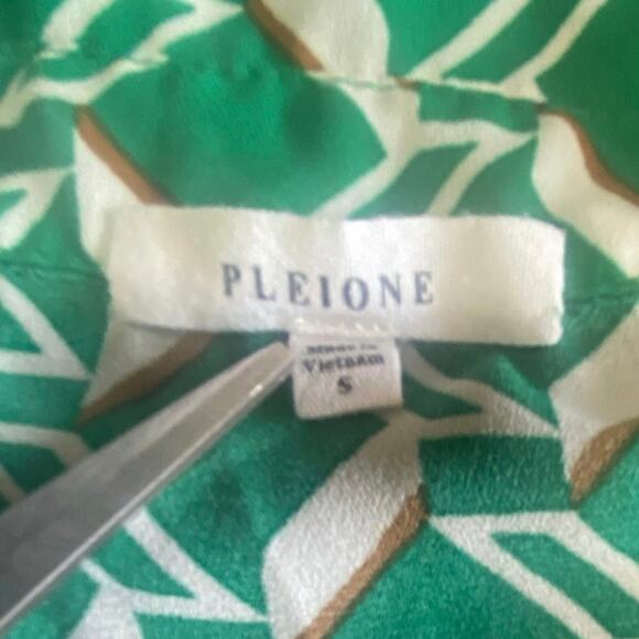 Pleione Green Geometric Print Sleeveless Button Down Blouse Size Small - Picture 4 of 5